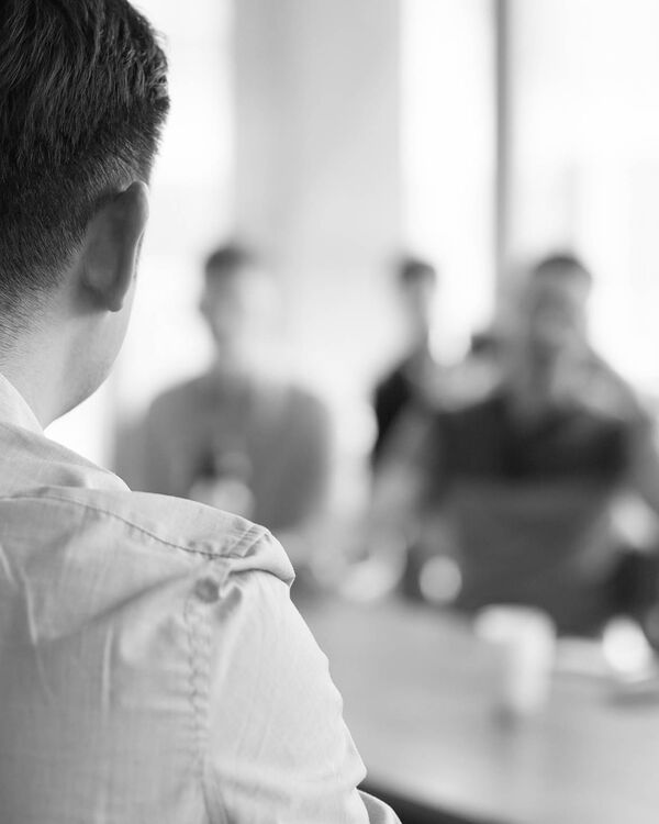Schwarz-Weiss-Foto - Menschen im Office